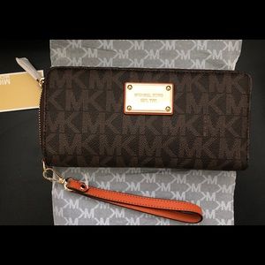 Michael Kors Jet Set Item Travel Wallet
